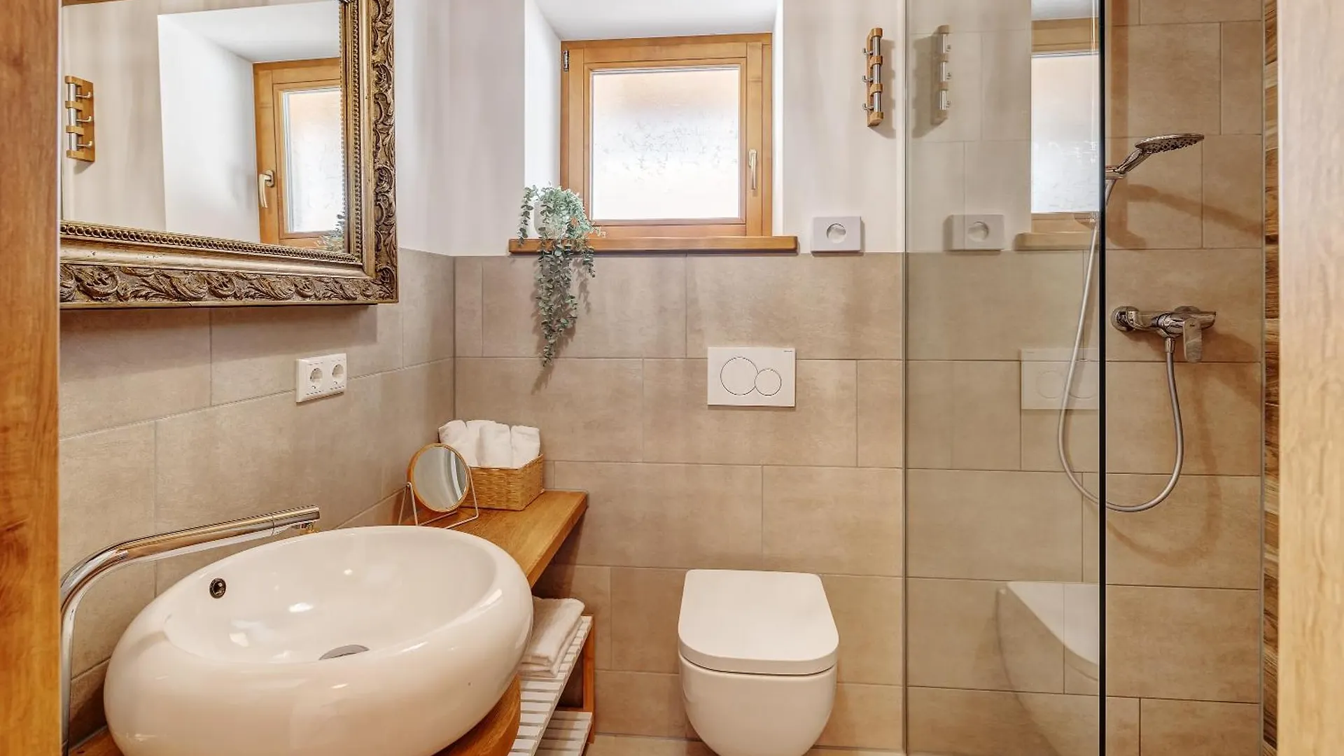 Landhaus Trinis - Gaestezimmer - Bad - Bett - Kleine Kaffee - Tee-Theke Mit Kuehlschrank - Parkplatz Rottach-Egern Germany