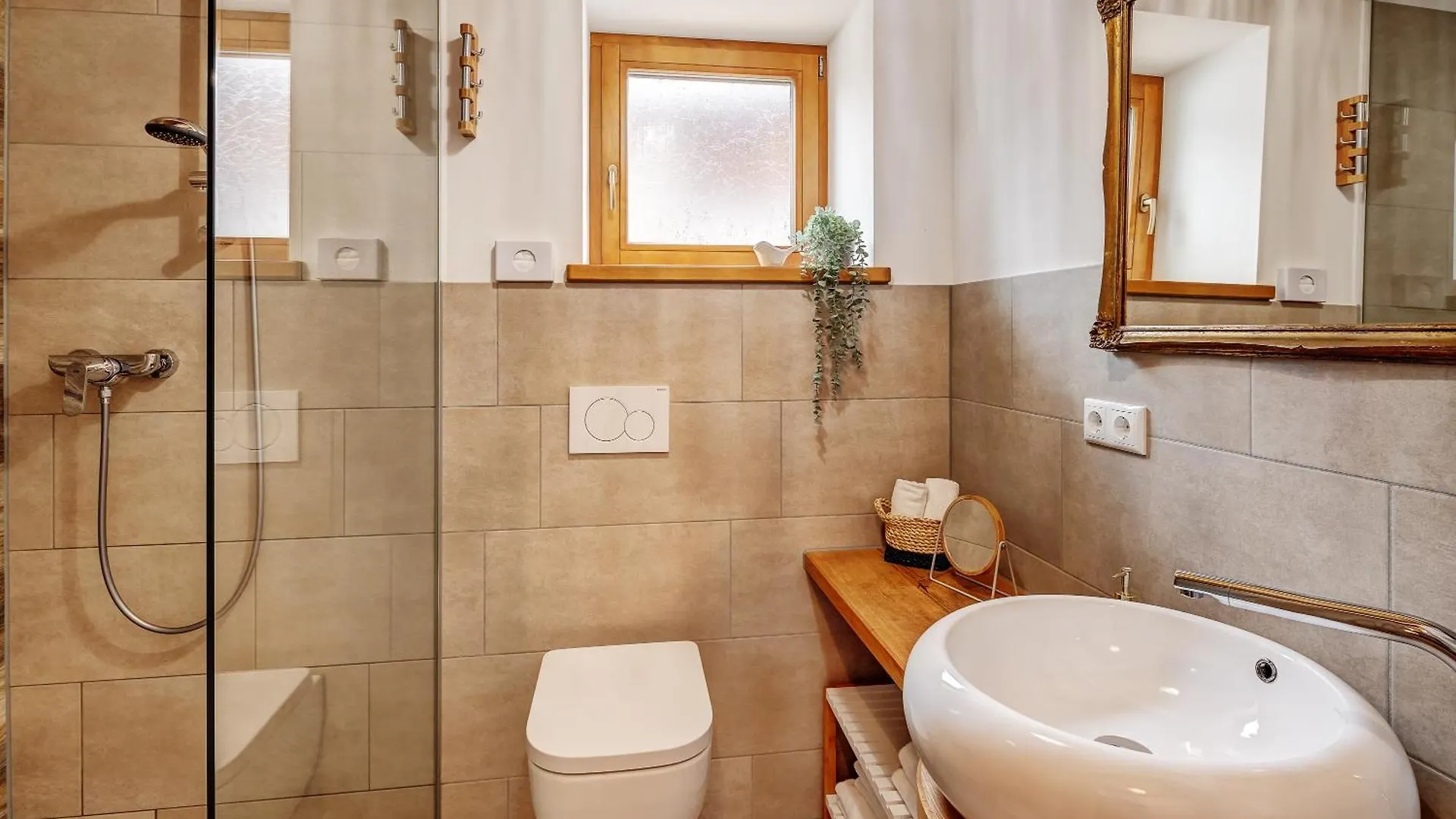 Landhaus Trinis - Gaestezimmer - Bad - Bett - Kleine Kaffee - Tee-Theke Mit Kuehlschrank - Parkplatz Rottach-Egern 0*,  Germany